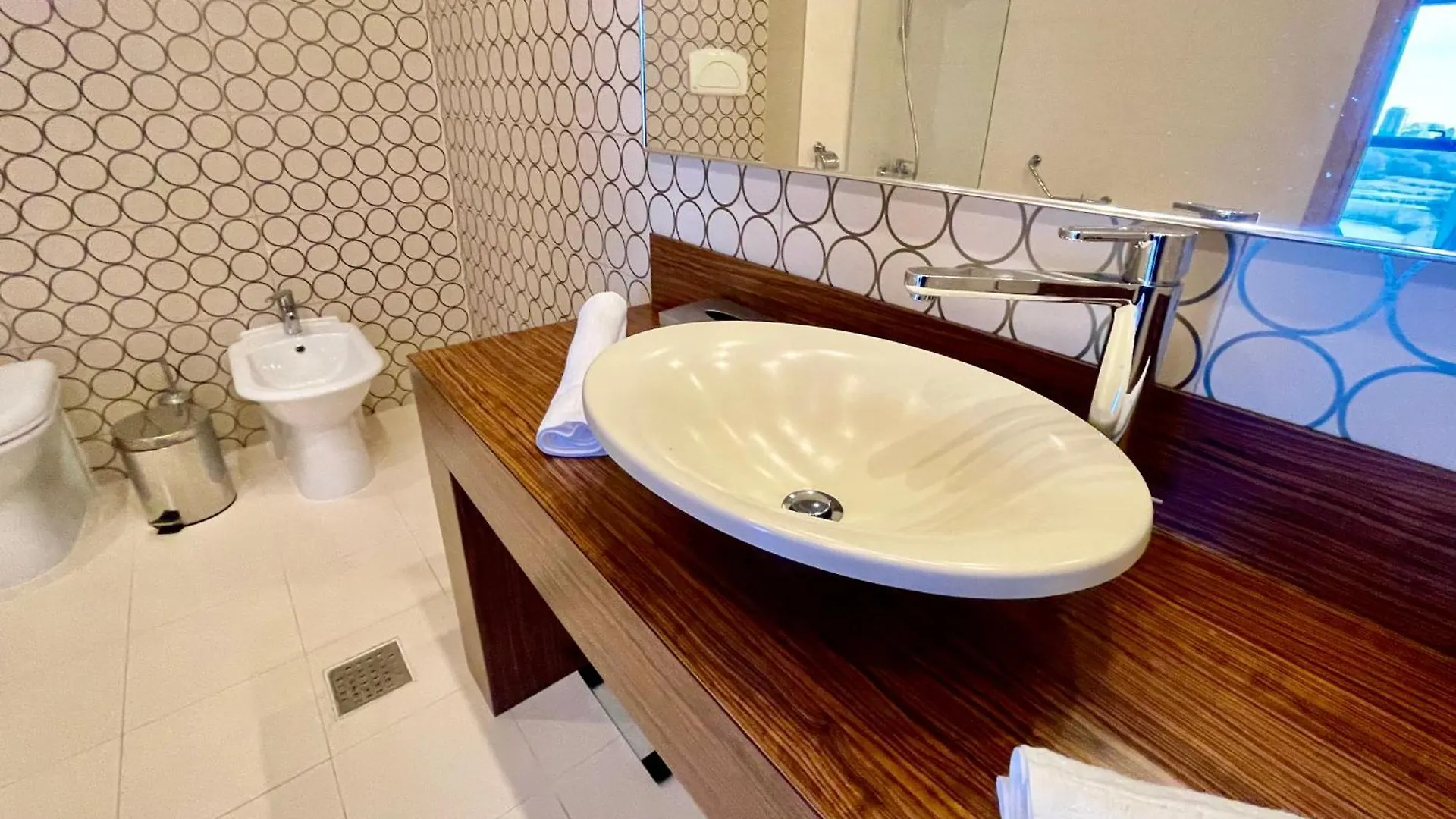 Royal Studio Apartment With A Perfect View - Yamaluxe Bucharest