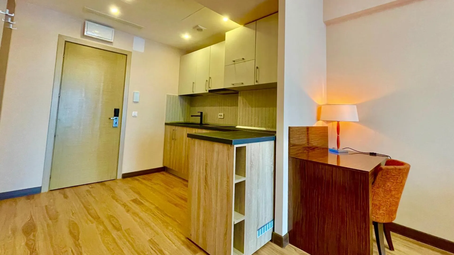 Royal Studio Apartment With A Perfect View - Yamaluxe Bucharest Romania