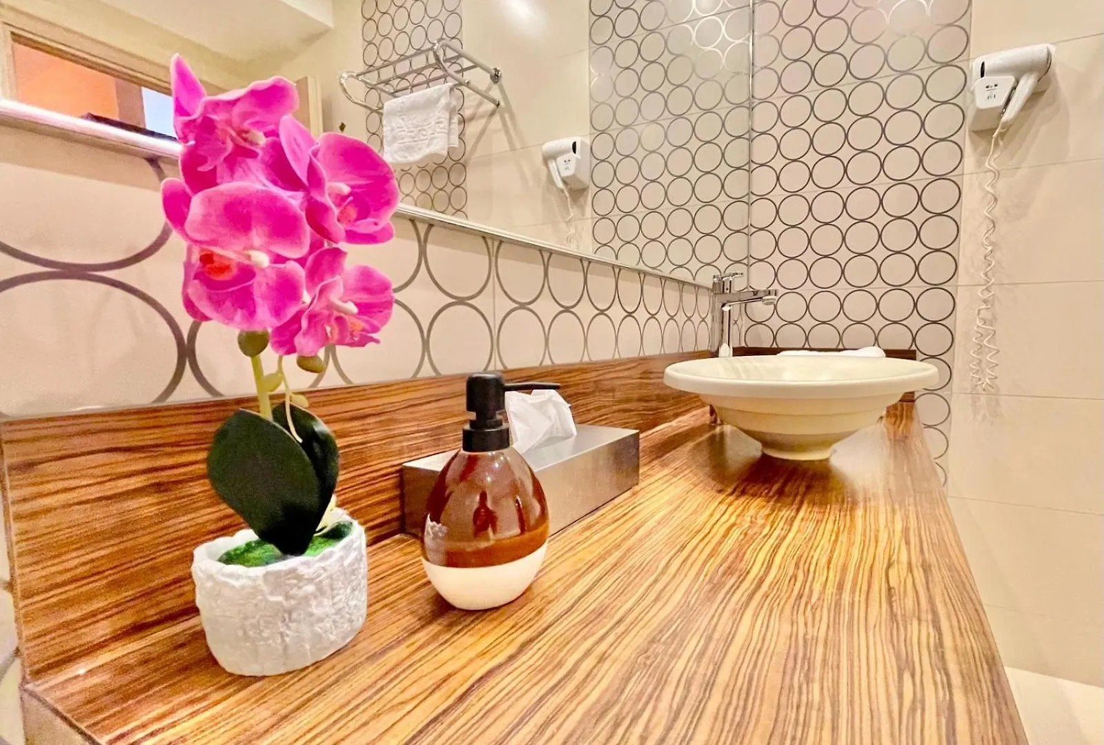 Royal Studio Apartment With A Perfect View - Yamaluxe Bucarest